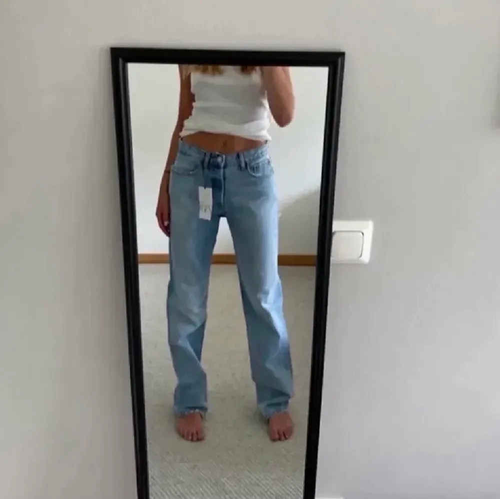 (Lånad bild!) Däljer mina ”mid rise straight leg jeans”. Väldigt fina storleken är 36.💕💖💞 Buda gärna. Jeans & Byxor.