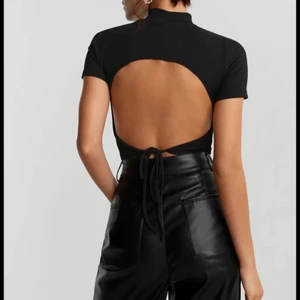 Top med öppen rygg - Säljer denna populära toppen med öppen rygg från Gina Tricot. Den är slutsåld! Stl XS men skulle säga XS-S. Sitter bra och kan spännas in där bak! Säljer för 150kr