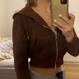 Zip Hoodie  - Säljer nu min mörkbruna croppade zip Hoodie som är i bra kvalite ( undrar du på något är det bara att fårga 
