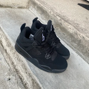 Jordan 4 black cat - Knappt använda Jordan 4. Vet inte själv om de är äkta eller ej därav priset 🥰 köparen betalar frakten 💕