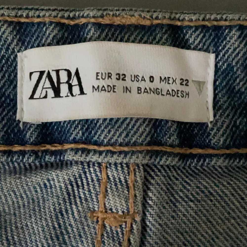 Säljer mina zara jeans shorts i storlek 32 skulle säga att det passar 34 också köptes för ca 300 och säljer för 150.💕. Shorts.