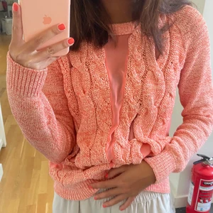 Stickad tröja - Frakt ingår i priset! Superdfin rosa stickad tröja med lite mesh detaljer💓 skriv till mig för fler bilder🥰