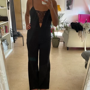 Jumpsuit med slits - Supersnygg jumpsuit med slits och spets! 