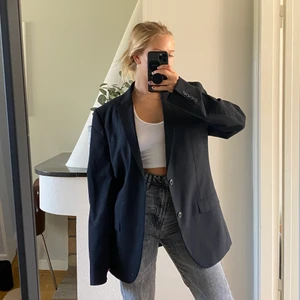 Oversized kavaj - Säljer en trendig oversized kavaj. Ett måste i allas garderob enligt mig, säljer denna för att jag har för många liknande😄 det är en herrmodell från Brothers märke Riley storleken är ungefär en M/L i herrstorlek. Nypris på denna ligger mellan 1500-2000kr så detta är ett riktigt kap. Eventuell frakt betalas av köparen, kan även mötas upp i Stockholm.