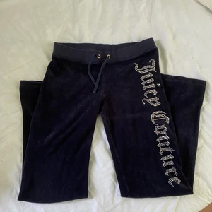 Juicy couture mjukisbyxor - Säljer mina super fina mörkblåa juicy couture mjukisbyxor!🤍 De är i väldigt bra skick och alla ”diamanter” sitter kvar utom en. Storleken är 14 och innebens längden är 71 cm. Den som först hör av sig får köpa! 