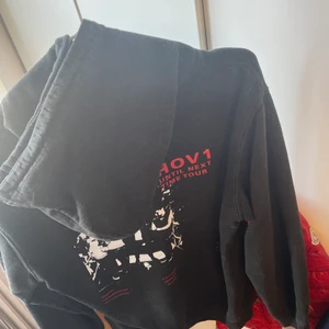Hov1 hoodie - Hov1 until next time tour hoodie som inte går att köpa längre, säljer då jag nt använt på flera år! Nypis 600kr Köparen står för frakt!👌