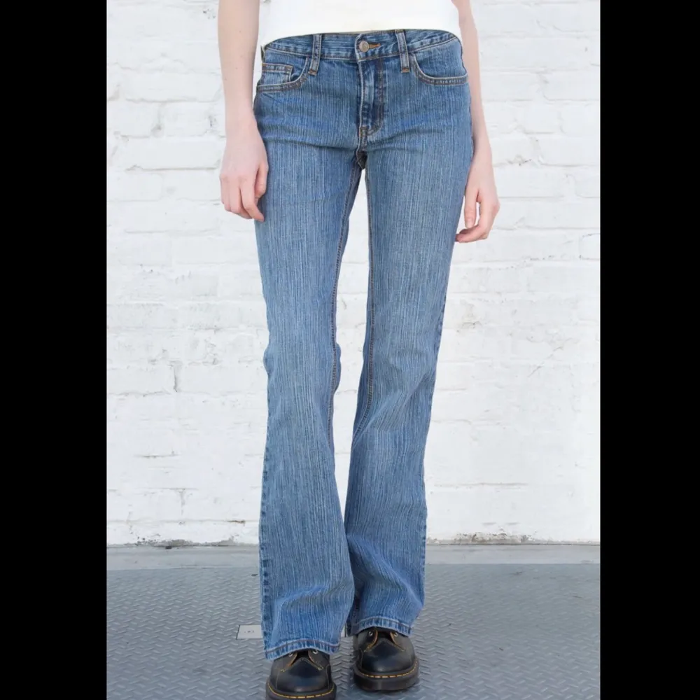 Bootcut/flare jeans från Brandy Melville i modellen Brielle 90s jeans. Strl S passar XS-S! Helt nya 💘. Jeans & Byxor.