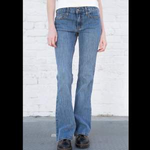 Bootcut/flare jeans från Brandy Melville i modellen Brielle 90s jeans. Strl S passar XS-S! Helt nya 💘