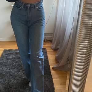 Säljer dessa jeans i storlek 24/30, modellen Row och färgen Sky blue 🦋 Använda men tagit bra hand om de! As sköna dessutom! 64kr för spårbar frakt 💗 köpta för 500kr, säljer för 150kr❤️‍🔥