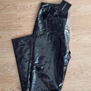 Vinylbyxor från Madlady - Ett par oanvända vinylbyxor från Madlady. Endast testade 😊 Storlek 40, tighta i modellen! 
