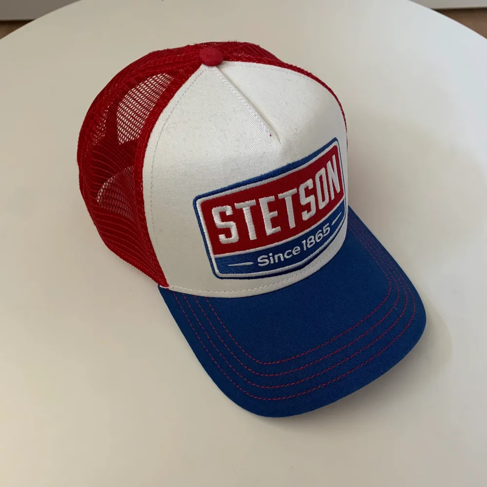 Stetson trucker keps, använd fåtal gånger. Inga flaws, dvs inga revor, fläckar eller andra felaktigheter.. Accessoarer.