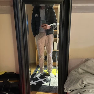 Moncler Bramant Jacka - Säljer min fina jacka då den är för liten, inköpt på moncler butiken i stockholm, Storlek 2 (S) , Inga skador eller liknande. Bara och skriva för fler bilder!