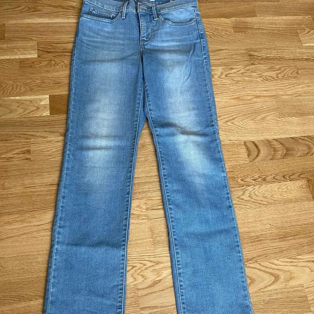 Sjukt snygga jeans från Levi's. Knappt använda. Shaping straight modellen så de går alltså rakt ner. Stretchigt jeanstyg! Köparen står för frakt🥰 . Jeans & Byxor.
