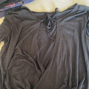 Långärmad , öppen på ryggen. - Har använts, men är ändå i gott skick. Frakt kostar också.