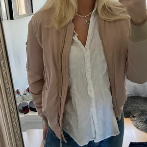 Jacka - Jättefin beige jacka, nyskick.                                                    Nypris:500kr