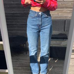 Superfina jeans från weekday i modellen Rowe, passar perfekt på mig som är 162 men säljs för att ja har för många jeans! Om du har frågor så skriv privat:)
