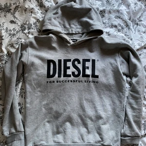 Grå diesel hoodie - en grå diesel hoodie i storlek S. Använd några gånger men inget fel på den alls.