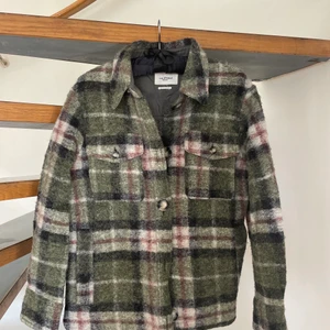 Isabel Marant Jacka - Säljer denna grön jacka från Isabel Marant.  Köpt för 4600 för ett år sedan.  I bra skick! Priset kan diskuteras💕
