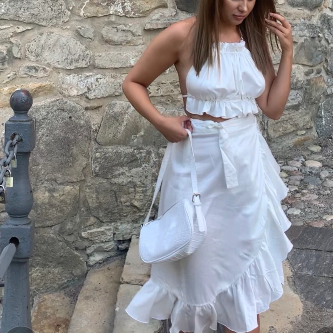 Vit satin topp med öppen rygg