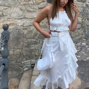 Vit satin topp med öppen rygg - Vit topp i satin tyg, använd en gång. Kan knytas i bak. 