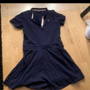 Gant klänning - En jätte fin gant klänning som tyvärr aldrig har kommit till andväning då jag inte gillar klänningar 