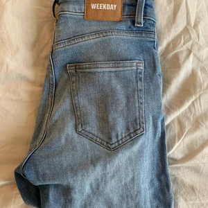 Weekday jeans  - Thursday resused blue cut weekday jeans storlek 26. Använda ett fåtal gånger. 
