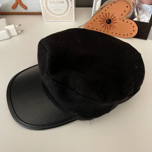 Svart basker/emilhatt - Svart basker/Emil hatt med skinnfåtölj på kepsen. Använd fåtal gånger kommer från märket my hailys köpt på vero moda. Priset kan alltid diskuteras. Betalning sker alltid innan jag skickar. +frakt kommer😚😋🤪