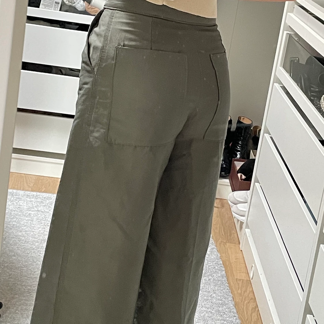 Gröna byxor från Weekday - 90