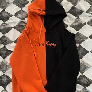 Hoodie i storlek M - Orange och svart Hoodie i storlek M. Använd Max 2 gånger och är i nyskick.