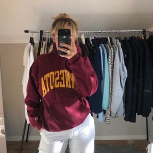 Championhoodie - Säljer denna fina hoodie från Champion med texten Minnesota! Färgerna respresenteras bra på bilderna! Storleken är jag osäker på då det inte finns någon lapp kvar men skulle säga att den är en medium men kan fungera för small och large, beroende på hur man vill att passformen ska vara! Inga defekter!❤️
