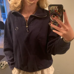 Zip up - Snygg halv Sip-up tröja från Champion i en marin blå förg. Garderob utränsning, kolla andra annonser!