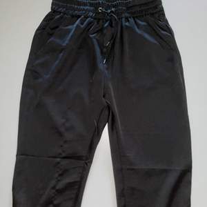 Säljer dessa svarta byxor i lite silkesmatrial från bikbok i storlek xs för 70 kr 