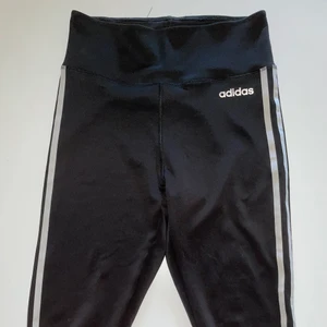 Oanvända Adidas byxor storlek S - Säljer ett par helt oanvända träningsbyxor från märket adidas i storlek S för 200 kr 
