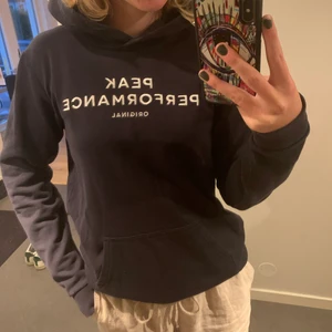 Hoodie - Peak performance Hoodie i marin blå. Gör utrensning av garderob kolla mina andra annonser!