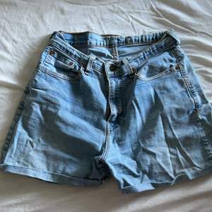 Säljer mina blå Levis shorts (vintage), finns slitningar som syns på sista bilden!