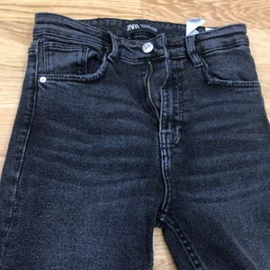 Zara - Ett par svarta ”washed” svarta jeans med stretchig tyg så den sitter bra på kroppen. Säljer på grund av att den är för liten för mig men väldigt snygg. Jättebra skick! 