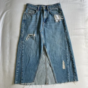 Lång Jeans Kjol, XS - Snygg lång jeanskjol med slits fram, super snygg men använd bara ett fåtal gånger. Skriv för fler bilder! 💙