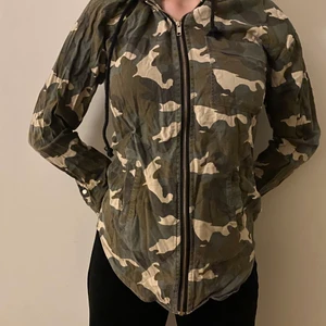 Hoodie - Kamouflage hoodie  strl S knappt andvänd
