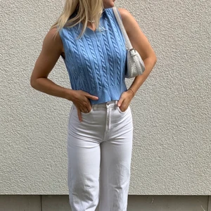 Stickad väst - Jättefin oanvänd stickad väst köpt på secondhand men som tyvärr ej används, vet ej storlek men skulle säga S/M om man vill ha som på bilden! Köparen står för frakten 🤎