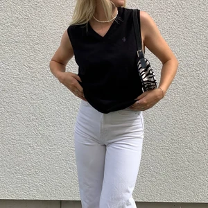 väst - As snygg svart stickad väst som är använd fåtal gånger och köpt på secondhand. Vet ej storlek men skulle säga S/M om man vill ha den som på bilden! Köparen står för frakten 🤎