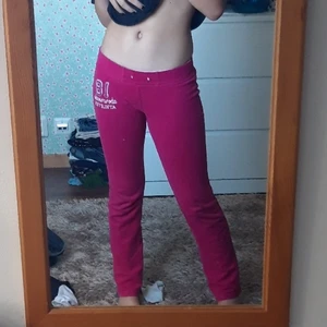 Rosa mjukisbyxor - Sköna rosa mjukisbyxor, lågmidjade. Ett litet hål på ena låret. Saknar midjeband men har resår. Inte precis som nya men inget större fel på dem.