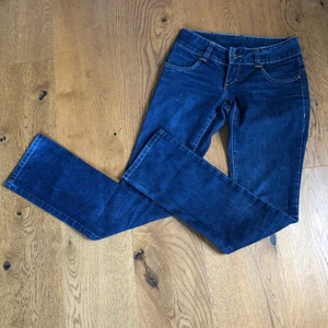 Lågmidjade jeans  - Ett par lågmidjade jeans i gott skick som jag har växt ut<3Fri Frakt! Kontakta mig om ni har frågor eller vill ha fler bilder:)