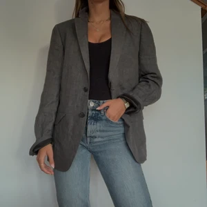 Blazer - Fin oversized blazer från hm. Strl 46. Jag är dock en xs och på mig är den inte överdrivet stor, precis lagom oversized kavaj/blazer. Köpt här på Plick men kmr tyvärr inte till användning:( Köp direkt för 100kr