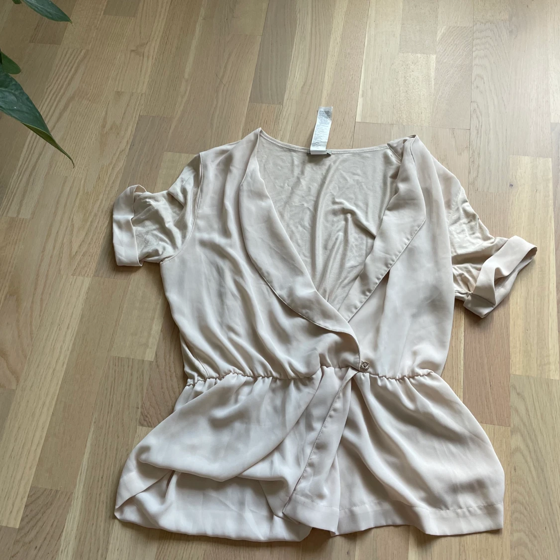 Kortärmad blus med djup vringning