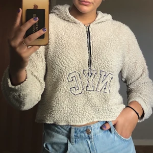 Fluffig hoodie strl S - Supermysig fluffig hoodie från PrettyLittleThing i strl S. Dragkedja framtill och stor luva.