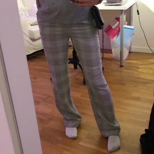 Kostymbyxor - Säljer dessa coola kostymbyxor då de blivit för små! I mycket bra skick och är i storlek 38💕 Helt slutsålda! 