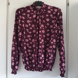Blommig Blus - Blommig blus som är använd 1 gång. Som ny