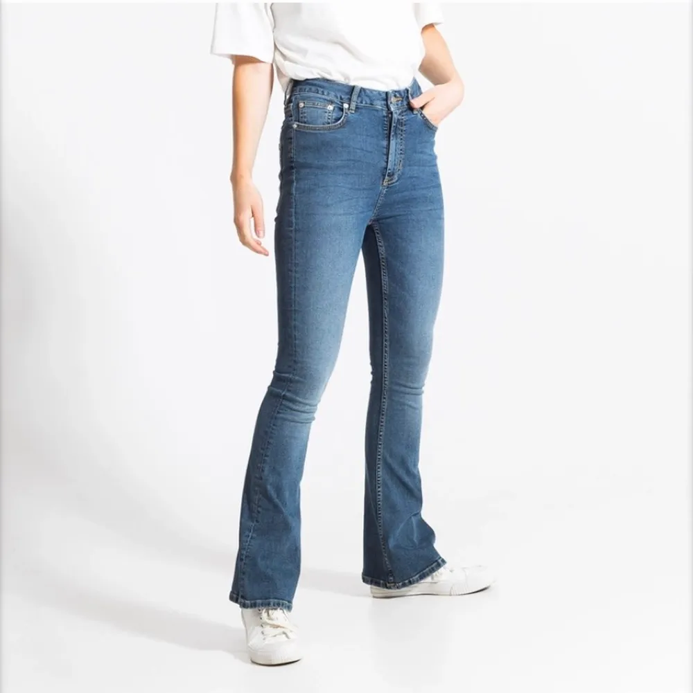 Ett par blåa utsvängda jeans från lager 157. Jeans & Byxor.