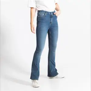 Ett par blåa utsvängda jeans från lager 157