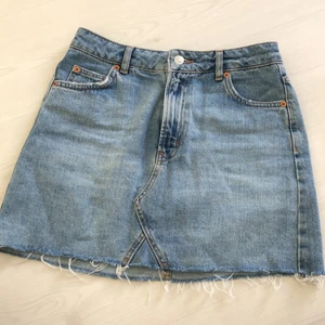 Jeanskjol  - Jeanskjol från TopShop i London. Har tyvärr blivit för liten. ÄLSKAR DEN!! Sitter jättebra, lite kortade i modellen ca mitten på låret.